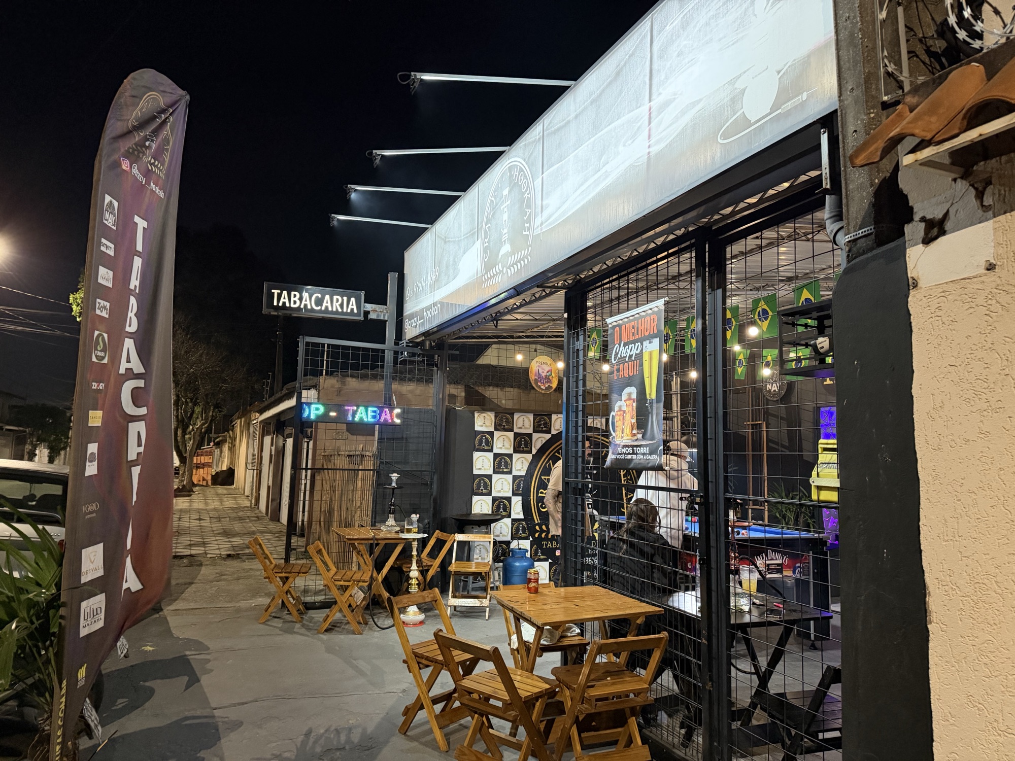 Fachada do Crazy Hookah a noite em Sorocaba