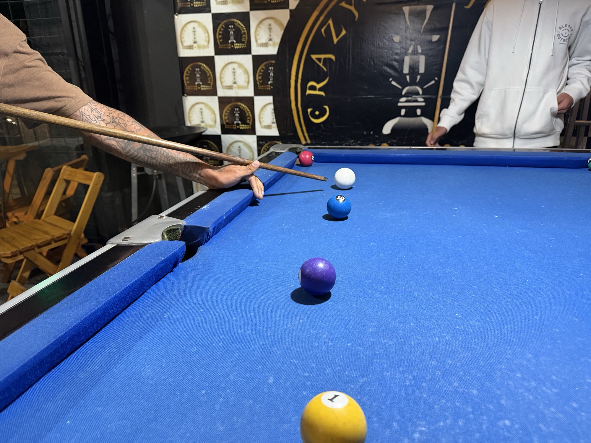 Mesa de sinuca no Crazy Hookah